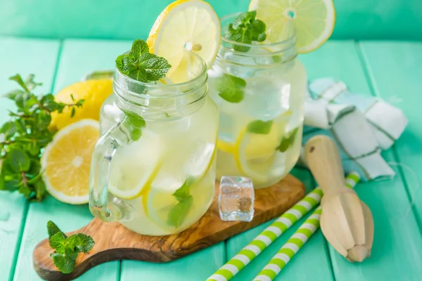 Классический лимонад в стеклянных банках — стоковое фото
