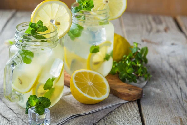 Classica limonata in vasetti di vetro — Foto Stock