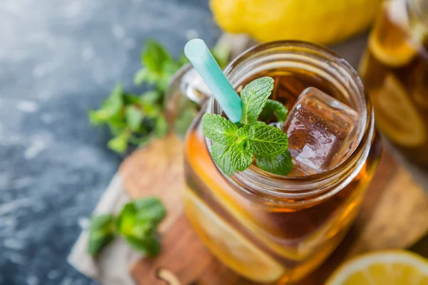 Thé glacé dans des pots en verre — Photo