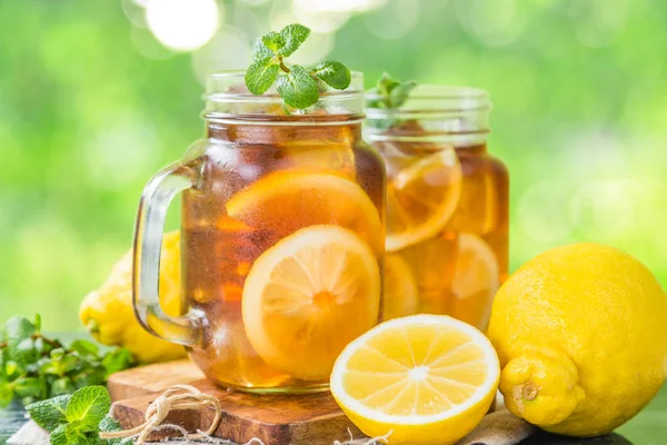 Té helado en frascos de vidrio —  Fotos de Stock