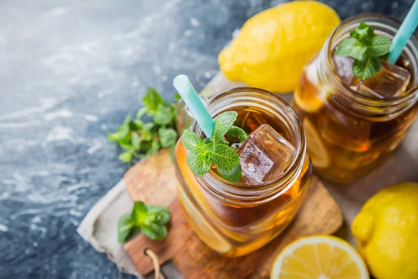 Thé glacé dans des pots en verre — Photo