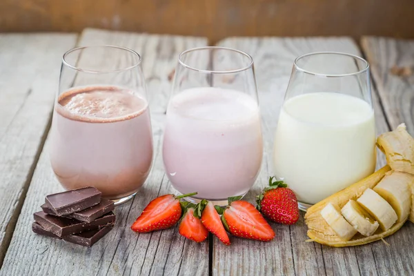 Selección de leche aromatizada: fresa, chocolate, plátano — Foto de Stock