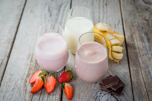 各种口味的牛奶-草莓、 巧克力、 香蕉的选择 — 图库照片