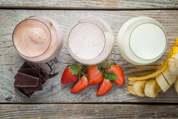 いちご風味ミルク チョコレート、バナナの選択 — ストック写真