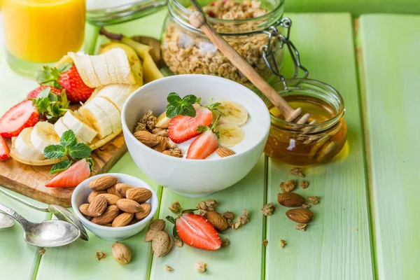 Desayuno - fresa y muesli de plátano con yogur — Foto de Stock