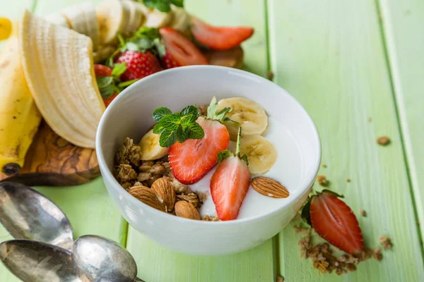 Desayuno - fresa y muesli de plátano con yogur — Foto de Stock