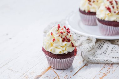 Buttercream frosting ile kırmızı kadife cupcakes
