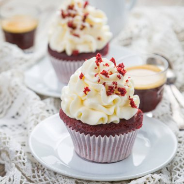 Buttercream frosting ile kırmızı kadife cupcakes