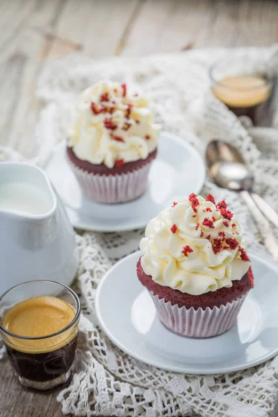 Red velvet cupcakes with buttercream frosting — Stock Photo, Image