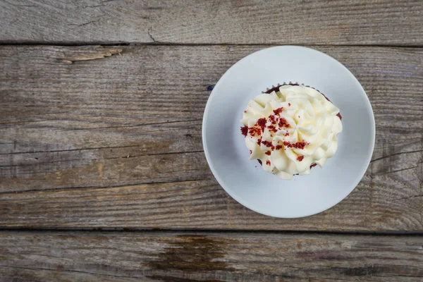 Червоні оксамитові кекси з масляним морозивом — стокове фото