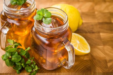 Kavanozların içinde buzlu çay