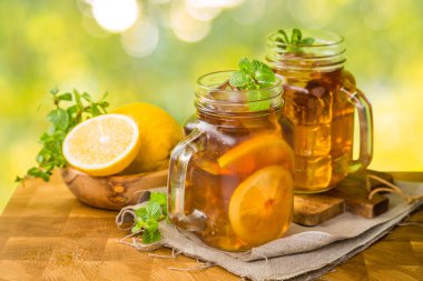 Kavanozların içinde buzlu çay