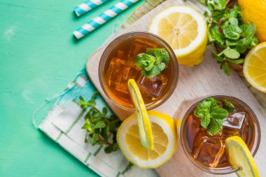 Bardaklarda buzlu çay