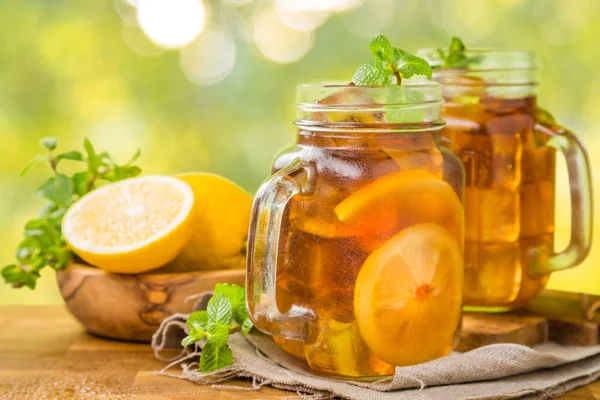 Thé glacé dans des pots en verre — Photo