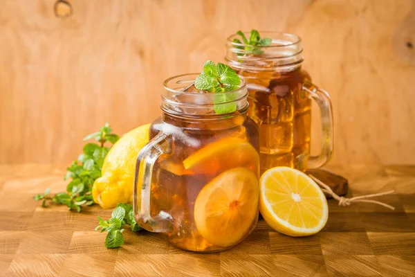 Thé glacé dans des pots en verre — Photo