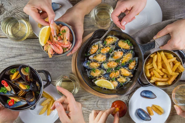 Сім'я літній обід з морепродуктами — стокове фото