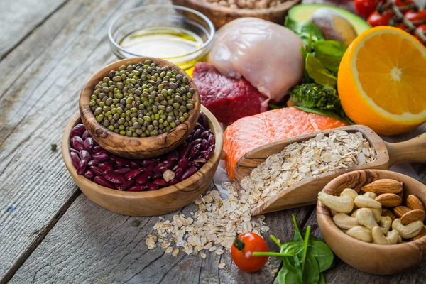 Selección de alimentos que son buenos para la salud y la piel — Foto de Stock