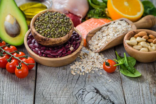 Selectie van voedsel dat is goed voor de gezondheid en de huid — Stockfoto