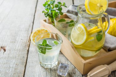 Kavanozların içinde klasik limonata