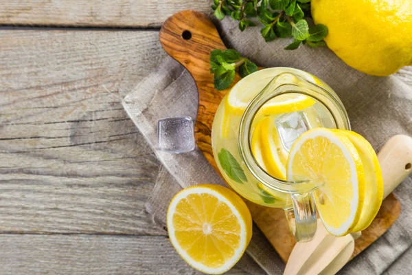 Klassisk limonade i glasskrukker – stockfoto
