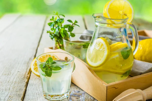 Kavanozların içinde klasik limonata — Stok fotoğraf