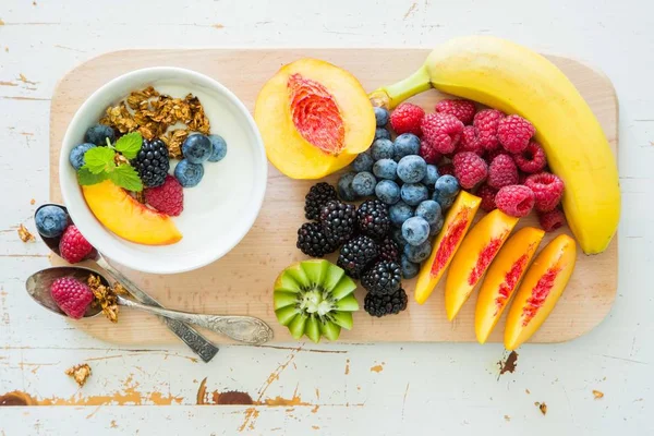 Desayuno con frutas y bayas frescas — Foto de Stock