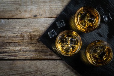 Bardakta buzlu viski.