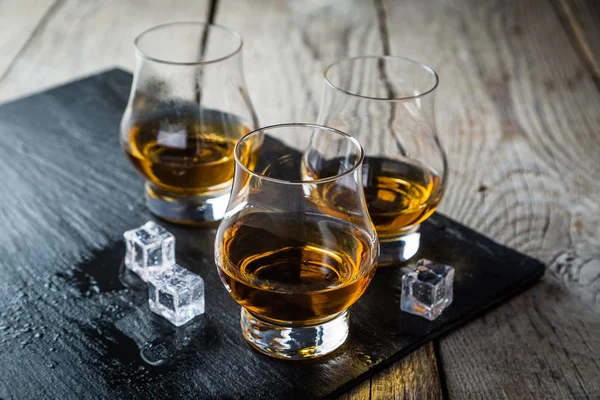 Whiskey with ice in glasses — Stock Photo, Image