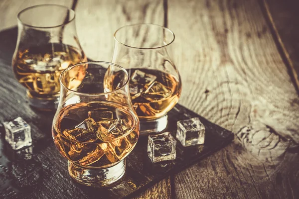 Whiskey with ice in glasses — Stock Photo, Image