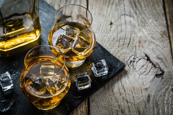 Whisky med is i glas — Stockfoto