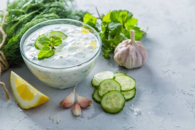 Tzatziki sos ve malzemeler