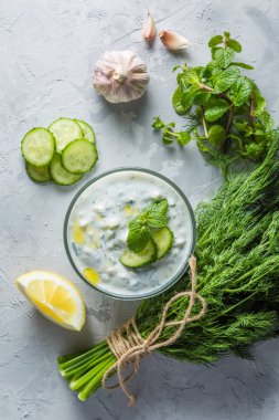 Tzatziki sos ve malzemeler