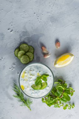 Tzatziki sos ve malzemeler