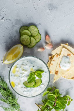 Tzatziki sos ve malzemeler