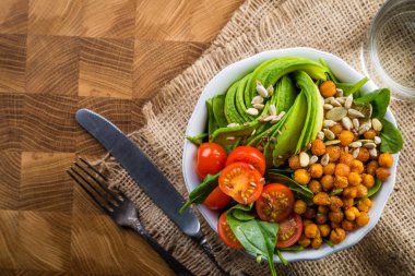 Vejeteryan Buda kase - dengeli etli ıspanak, tavuk bezelye ve avokado