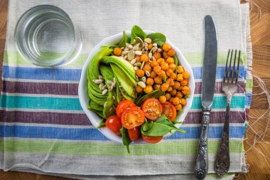 Vejeteryan Buda kase - dengeli etli ıspanak, tavuk bezelye ve avokado