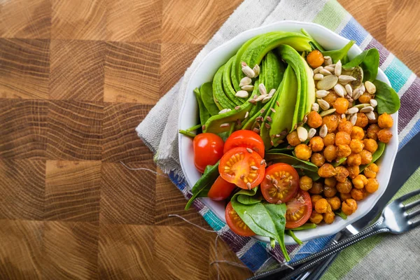 Cuenco de buddha vegetariano - carne equilibrada con espinacas, guisantes de pollo y aguacate —  Fotos de Stock