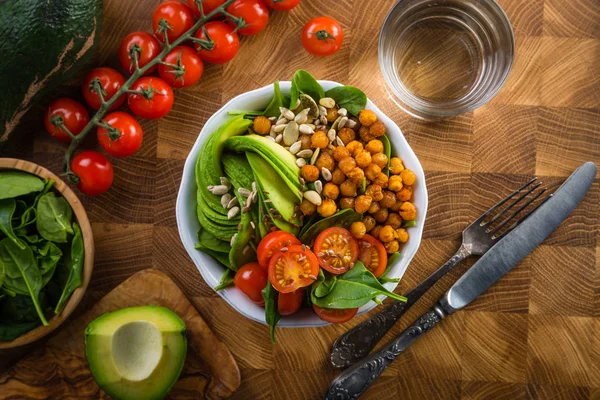 Cuenco de buddha vegetariano - carne equilibrada con espinacas, guisantes de pollo y aguacate —  Fotos de Stock