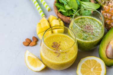 Yeşil smoothie ve malzemeler