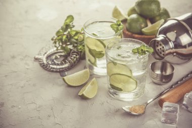 Mojito kokteyl ve malzemeler