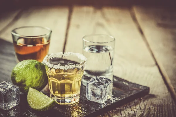 Auswahl an alkoholischen Getränken — Stockfoto