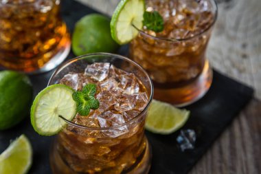ROM ve cola Gözlükte kokteyl