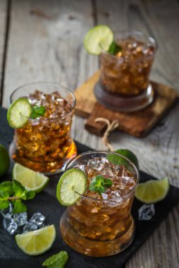 ROM ve cola Gözlükte kokteyl