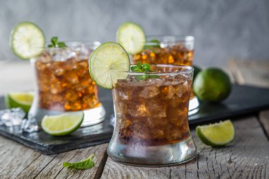 ROM ve cola Gözlükte kokteyl