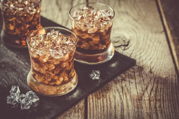 Cocktail di rum e cola in bicchieri — Foto Stock