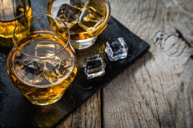 Bardakta buzlu viski.