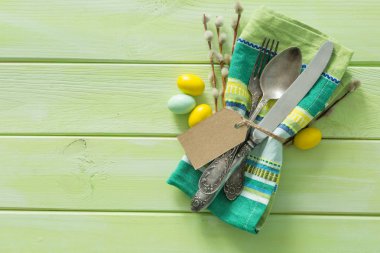 Ahşap arka plan Paskalya Tablo ayarı