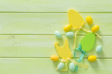 Paskalya arka plan flaffy willow ve süslemeleri ile