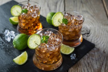 ROM ve cola Gözlükte kokteyl