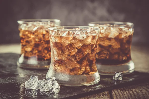 Rum en cola cocktail in glazen — Stockfoto